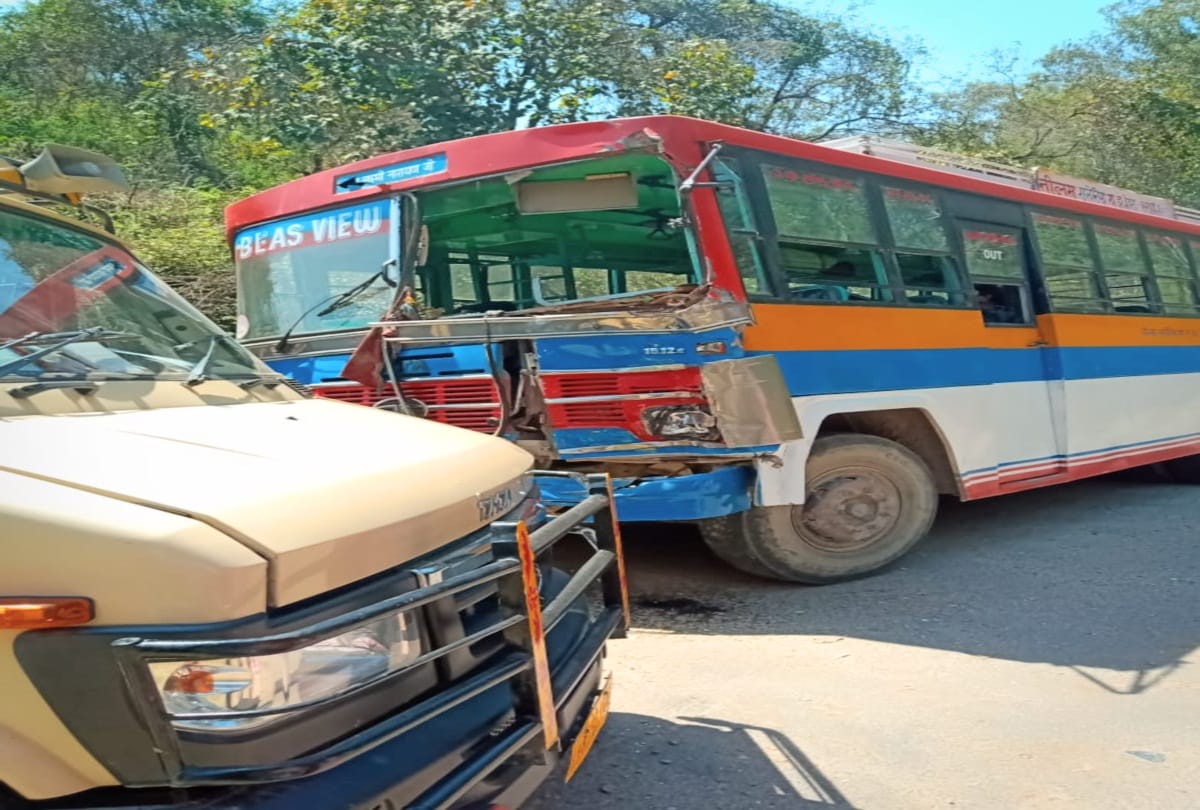 five injured in private bus and tempo collision in kangra himachal