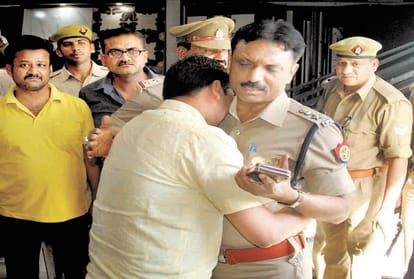 Pratapgarh: fearless criminals fired to businessman in front of the police