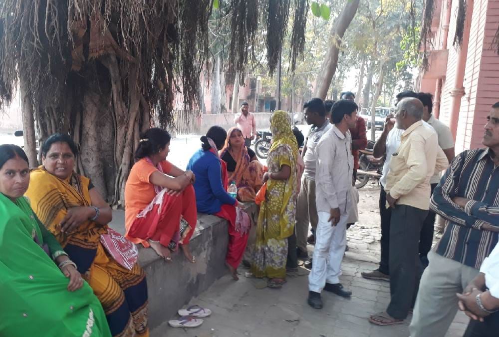 uncontrolled bike clashed into truck, brother sister died two kids injured