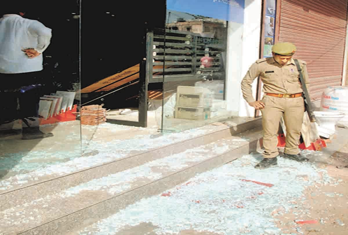 Pratapgarh: fearless criminals fired to businessman in front of the police