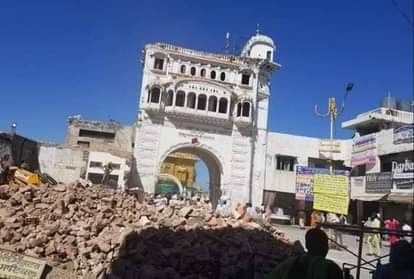 दर्शनी ड्योढ़ी तोड़ी गई