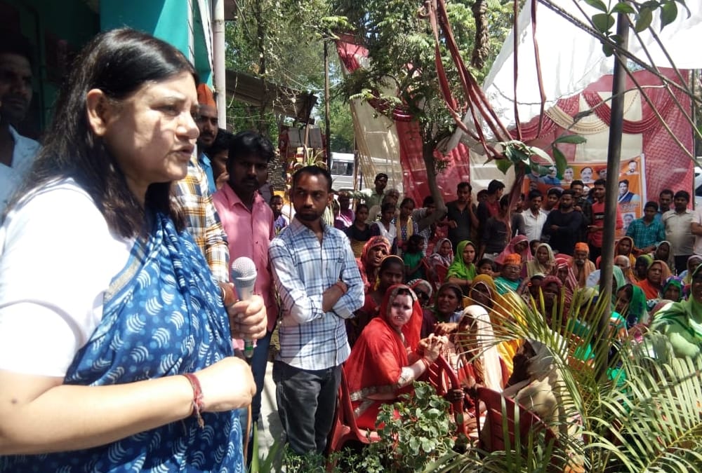menka gandhi campaigns in sultanpur.
