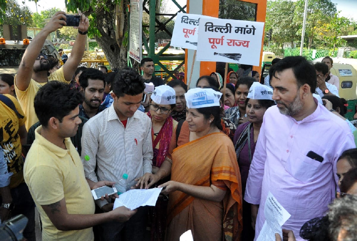 Aam Aadmi Party Metro campaign start at Rajiv Chowk Metro Station