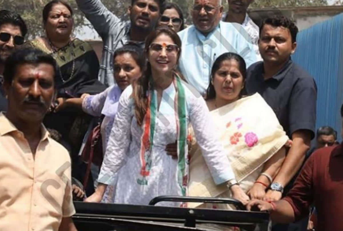 urmila matondkar auto drived durin lok sabha election campaign