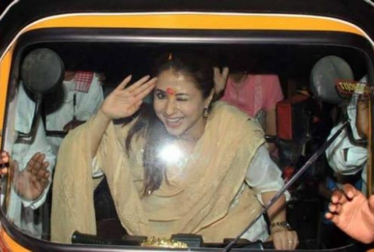 urmila matondkar auto drived durin lok sabha election campaign