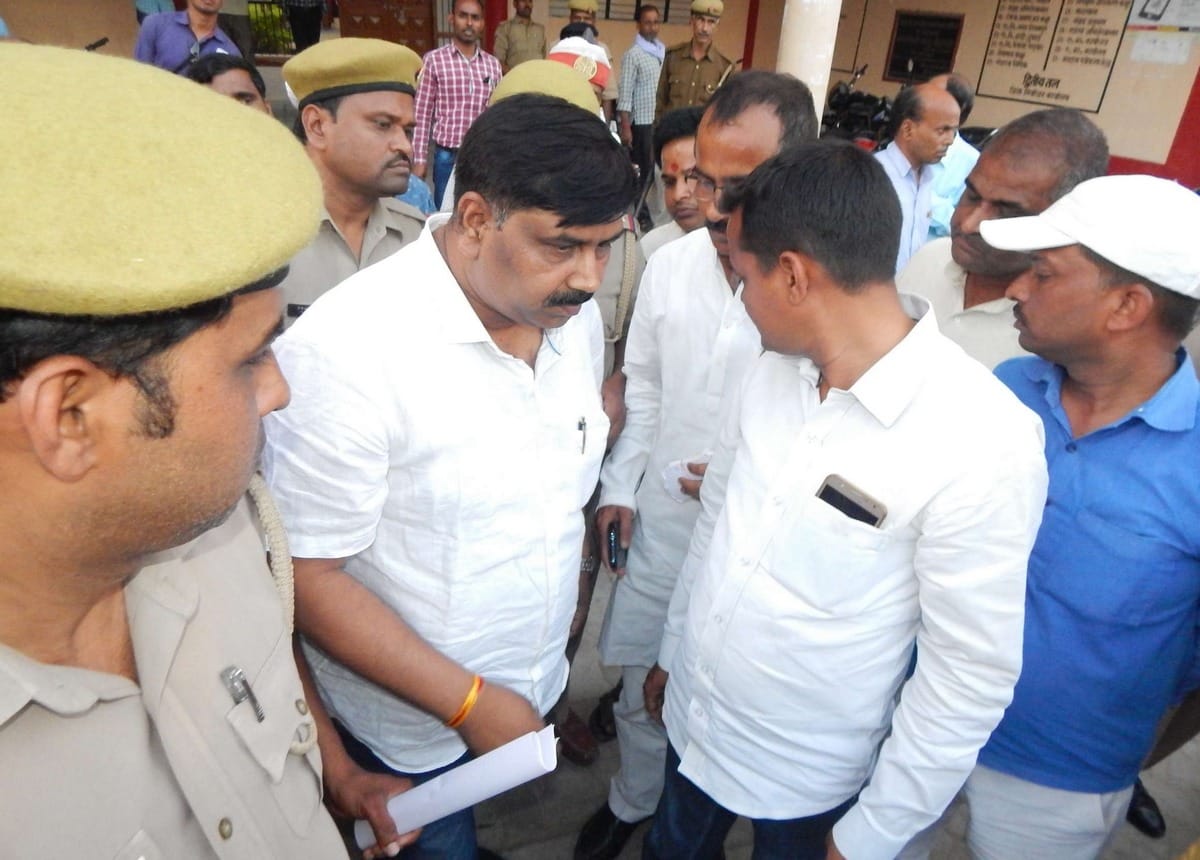 BJP worker misbehave with DM and tehsildar in ballia