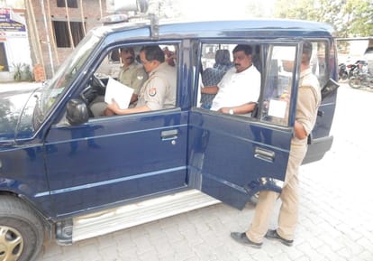 BJP worker misbehave with DM and tehsildar in ballia
