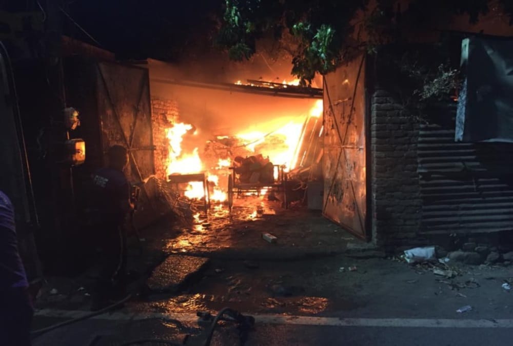 Bihar refinery blast 17 workers injured in barauni begusarai Latest News Update