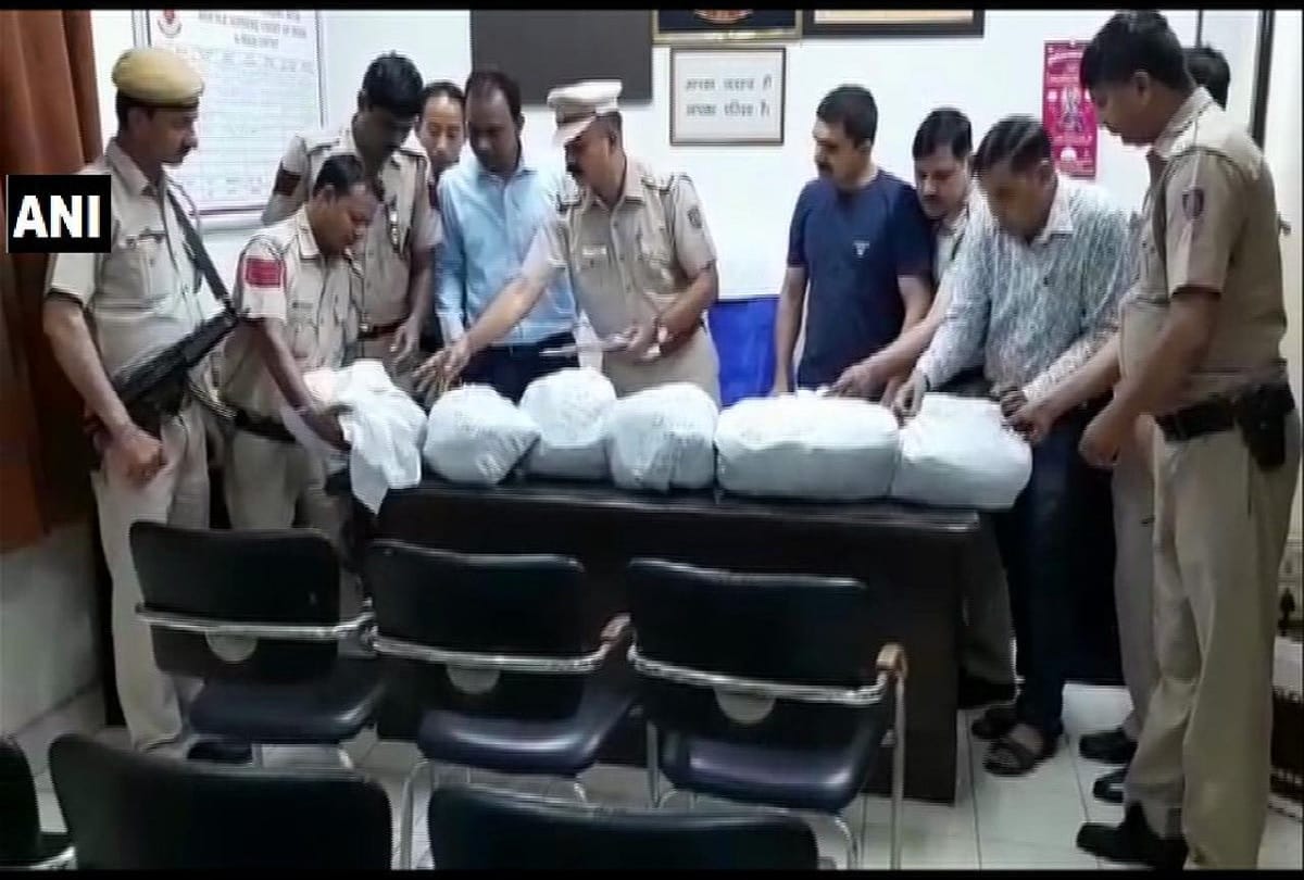 delhi police recovered Rs 70 lakh from six people During checking