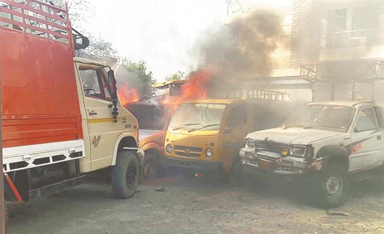 Fire in vehicles in front of the police station;