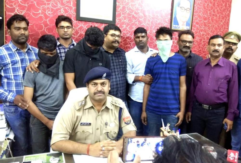 gang held by police for hoaxing delivery boy of amazon for luxury mobiles