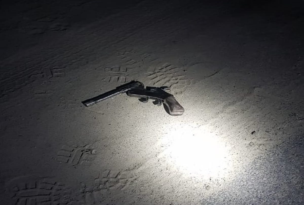 Loot and molestation of a young woman after making hostage in auto