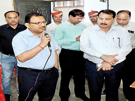 Master trainer is involved in questions of election officer