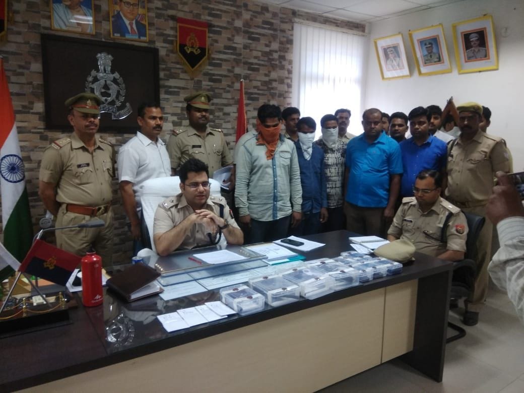 नोट के बदले की कागज की गड्डी देकर ठगने वाला गिरोह पकड़ा गया