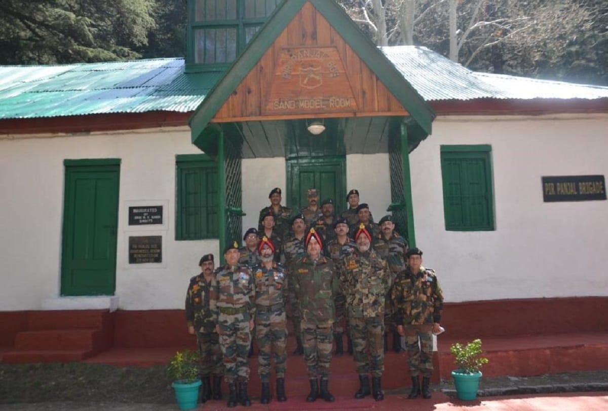 Lt Gen Ranbir Singh Commander of the Northern Army visited Baramulla