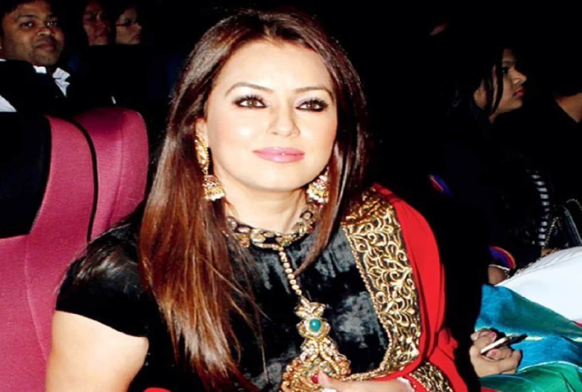Karisma Kapoor to Sangeeta Bijlani Bollywood 5 actress enjoying life after divorce