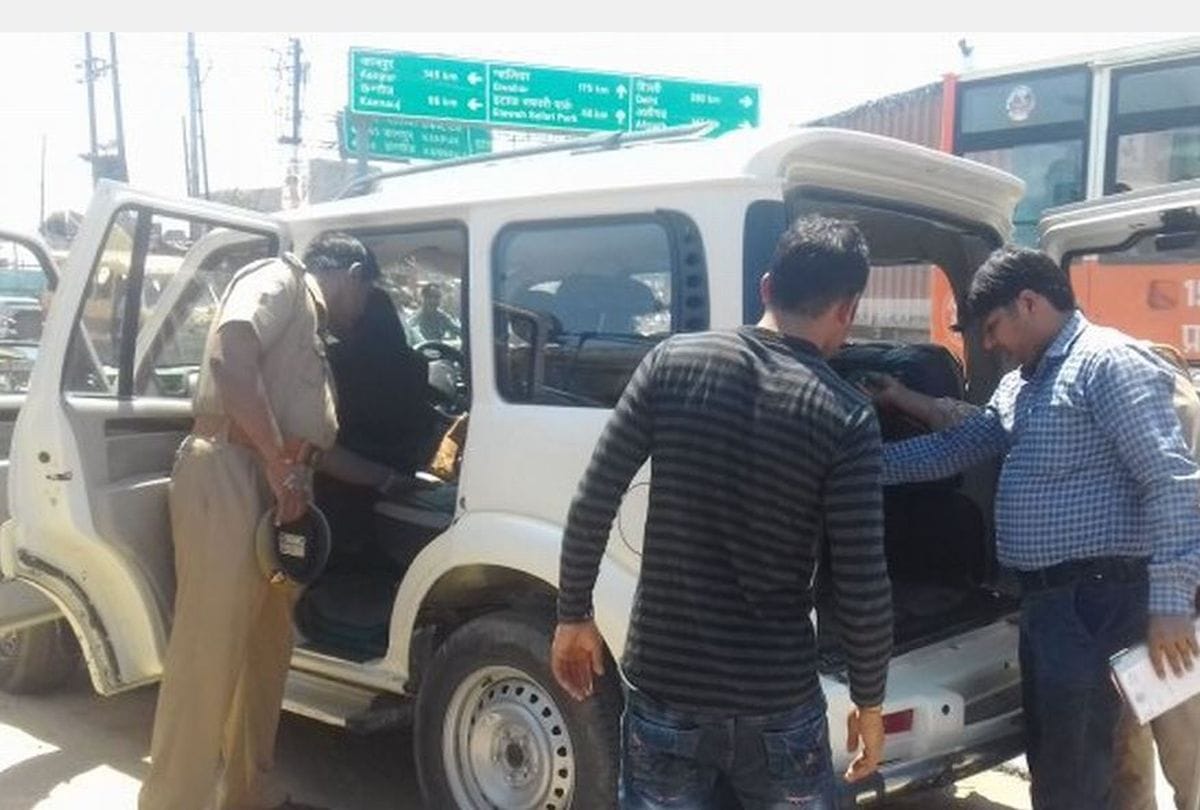 Seized 5 lakh 60 thousand rupees in checking