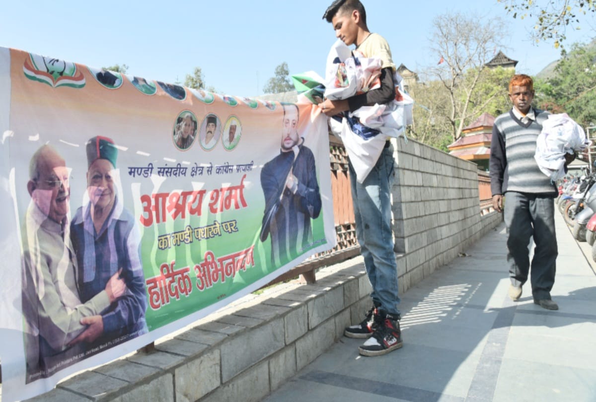 election commission seized congress banner and flags during rally of sukhram and aishwarya in mandi