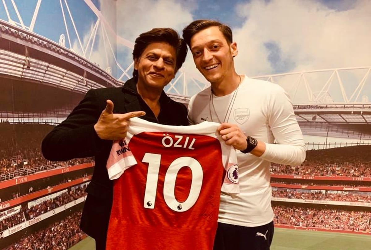 IPL 2019: Shahrukh Khan meets Mesut Ozil and other Arsenal players during their match in London