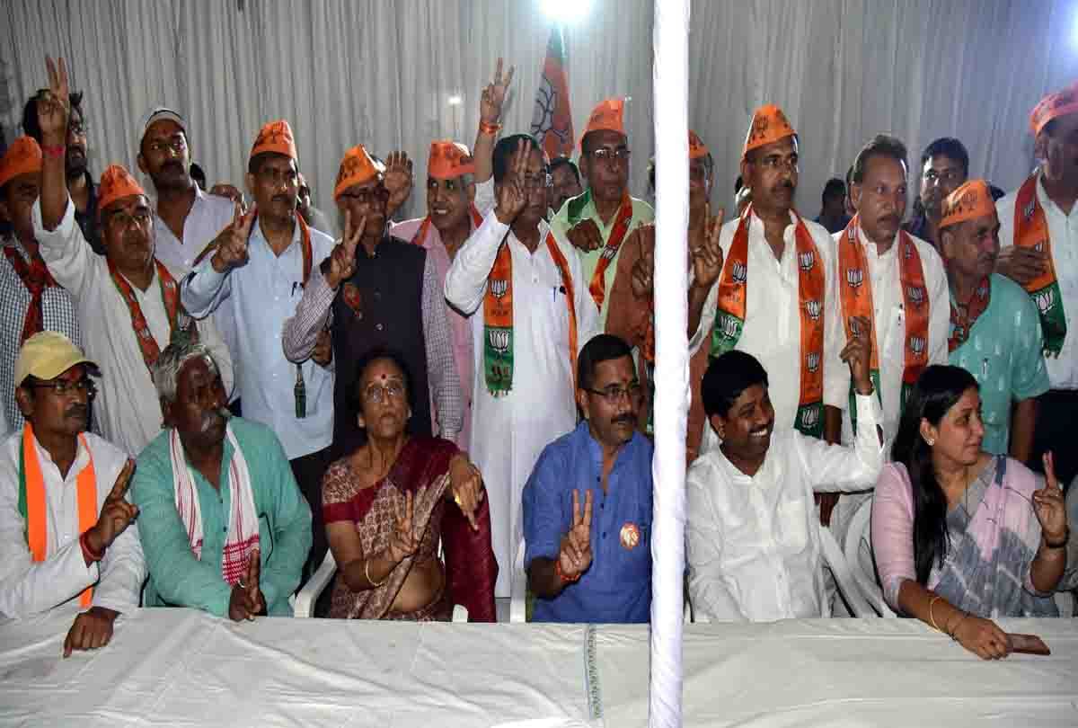 20 Congressmen of Rita Bahuguna Joshi's house get rid of BJP