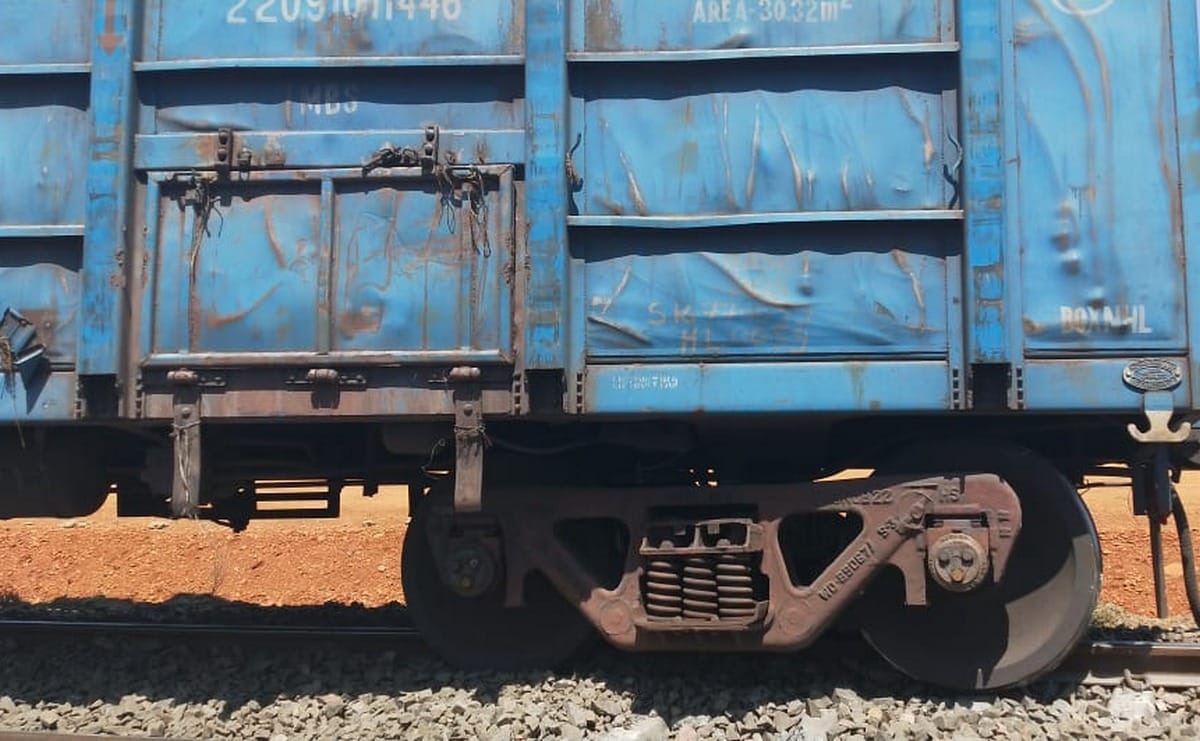 Wheel of goods train suddenly jammed on Delhi Howrah route