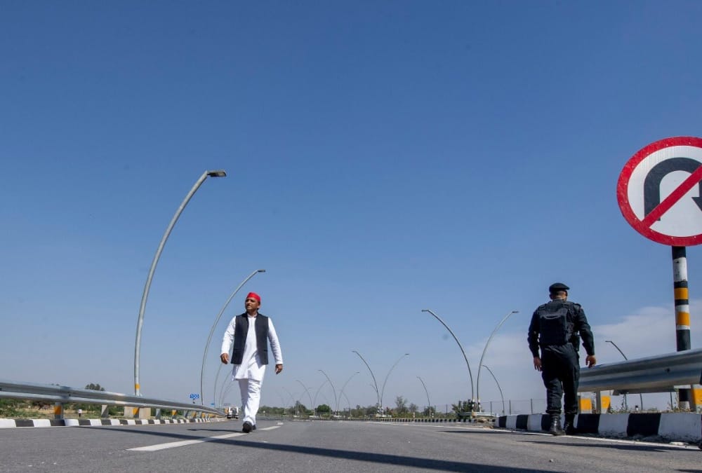 akhilesh yadav tweets the pic of express way.