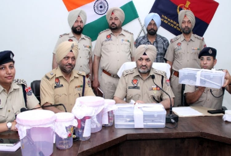 Two people arrested with weapons in Batala