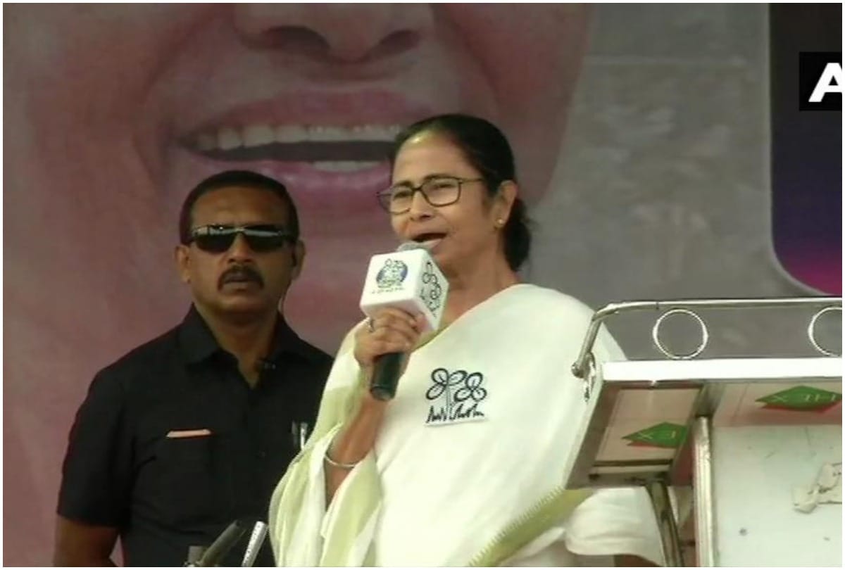 Lok Sabha Elections 2019:  Mamata Banerjee on PM Modi, He is an expiry babu