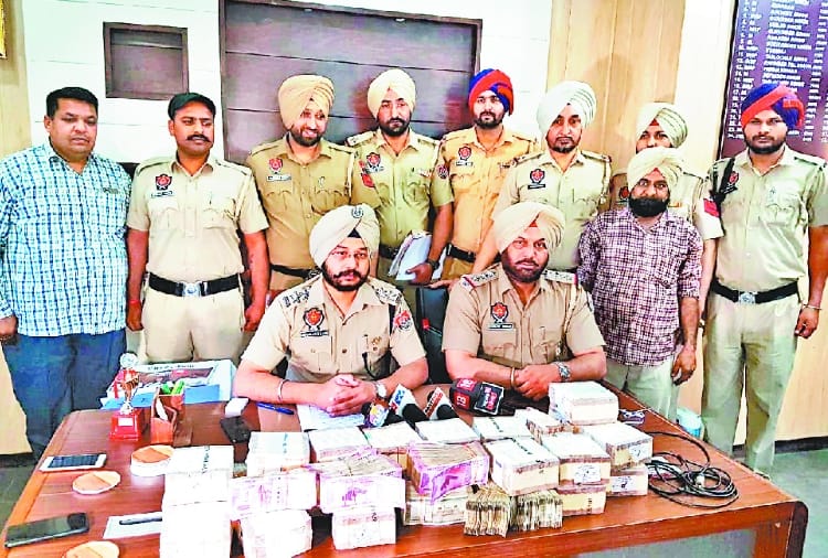54.90 lakh rupees recovered from private bus in Zirakpur