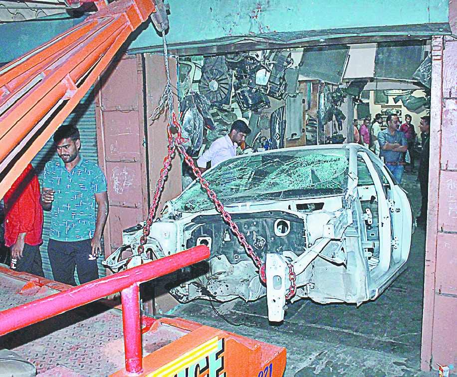 police cosntiable was cutting the car in sotiganj which stolin from delhi