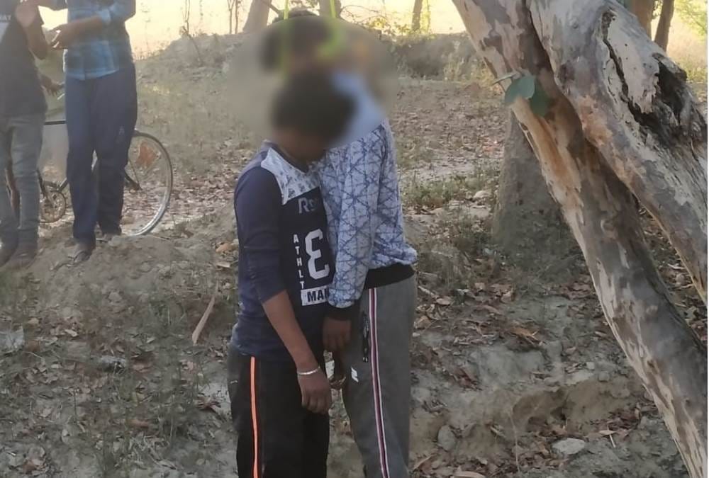 gonda : dead bodies of two friends found to be hang on guava tree