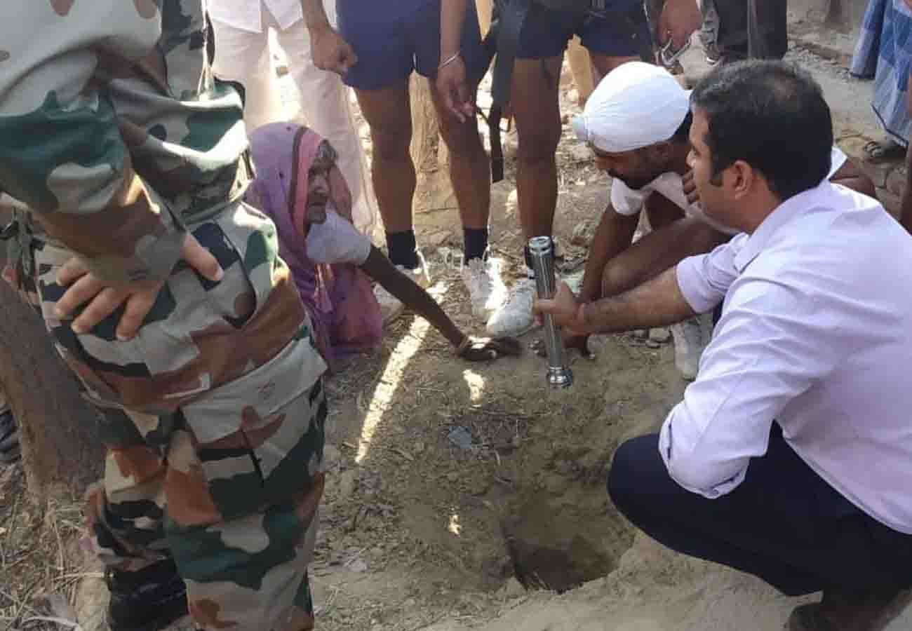 eight years old girl fell down in borewell in farrukhabad district