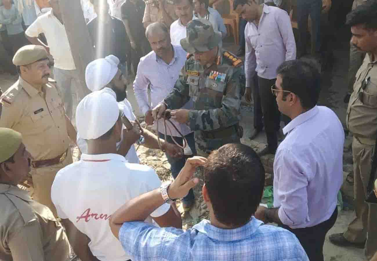 eight years old girl fell down in borewell in farrukhabad district