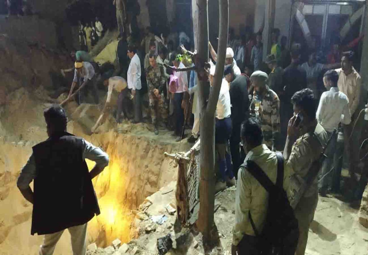eight years old girl fell down in borewell in farrukhabad district