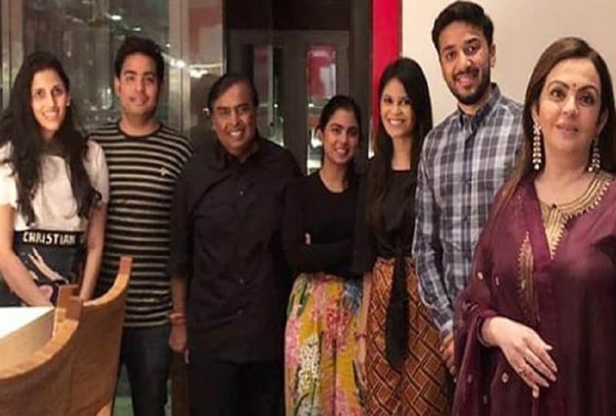 akash and shloka ambani spotted at taj mehal hotel in mumbai with famliy