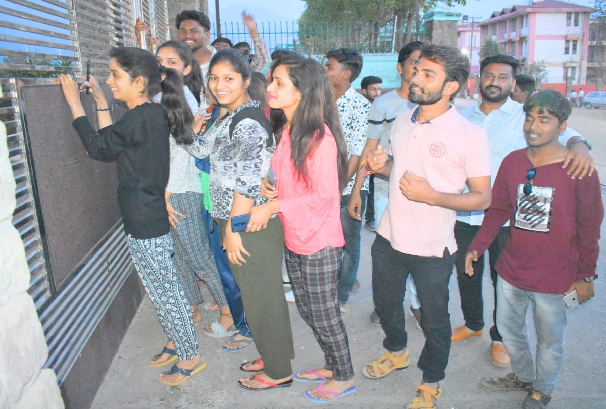 bollywood actor ranveer singh played cricket in dharamshala himachal