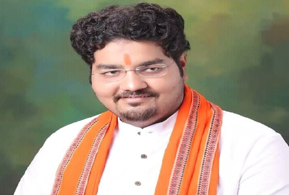 Yogesh Maurya discussing making BJP candidate from Phulpur