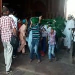 चादर पोशी में कार्यक्रम में शामिल बच्चे