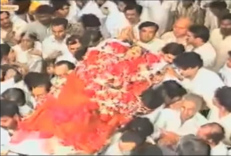 Divya Bharti Death Anniversary Look At The Photo Of Her Last Rites Entertainment News Amar