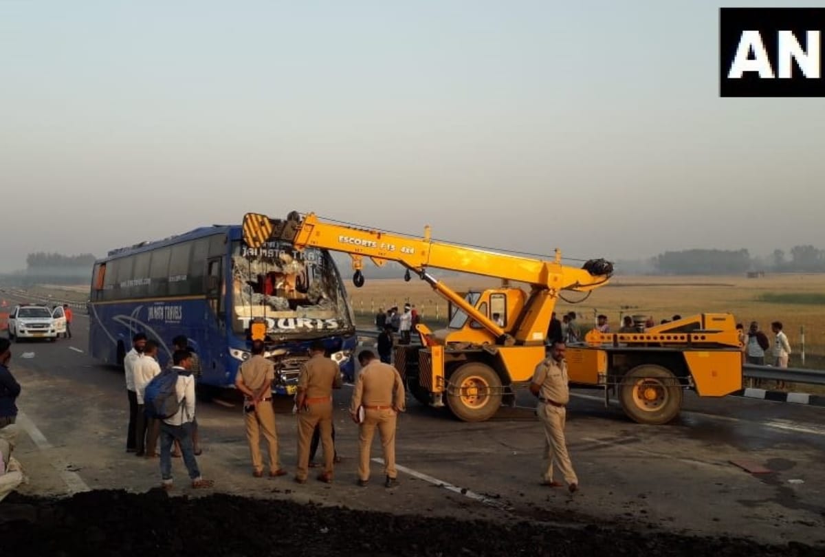 25 people injured in an accident between tourist bus and truck on Agra-Lucknow expressway
