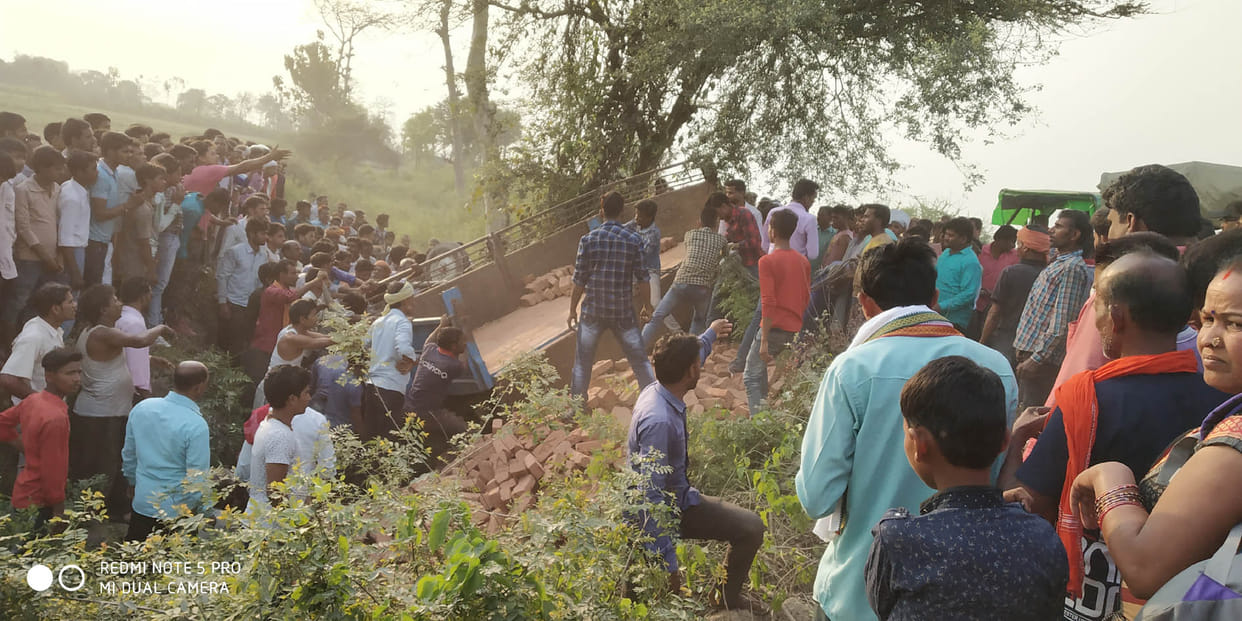 हादसे में युवक की मौत, तीन घायल