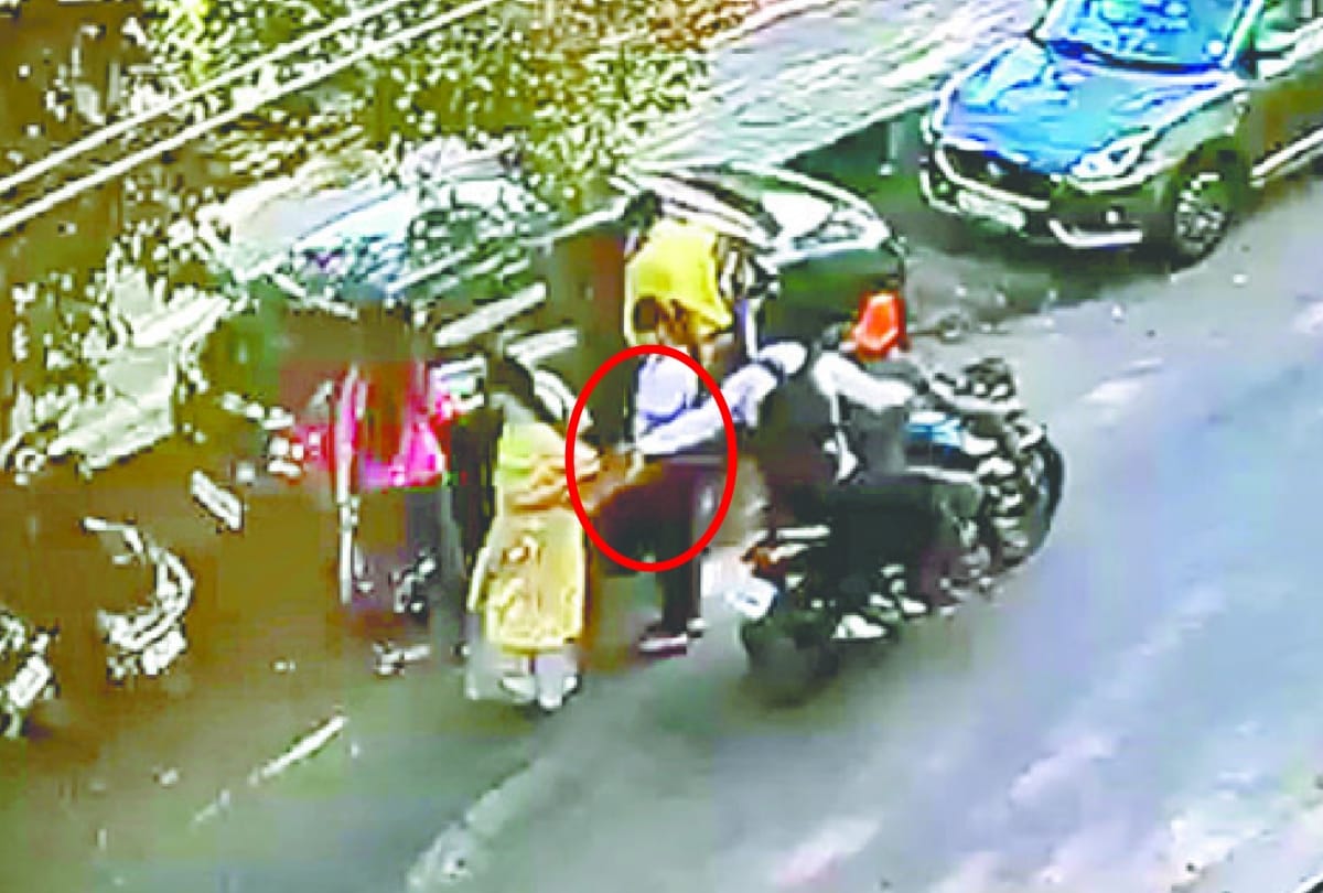 CCTV caught Miscreants try to snatching by old women in delhi