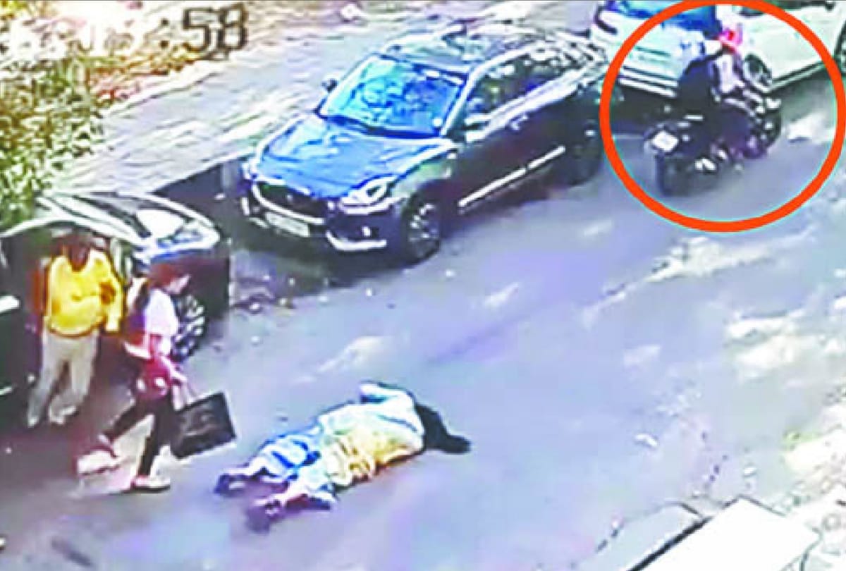 CCTV caught Miscreants try to snatching by old women in delhi