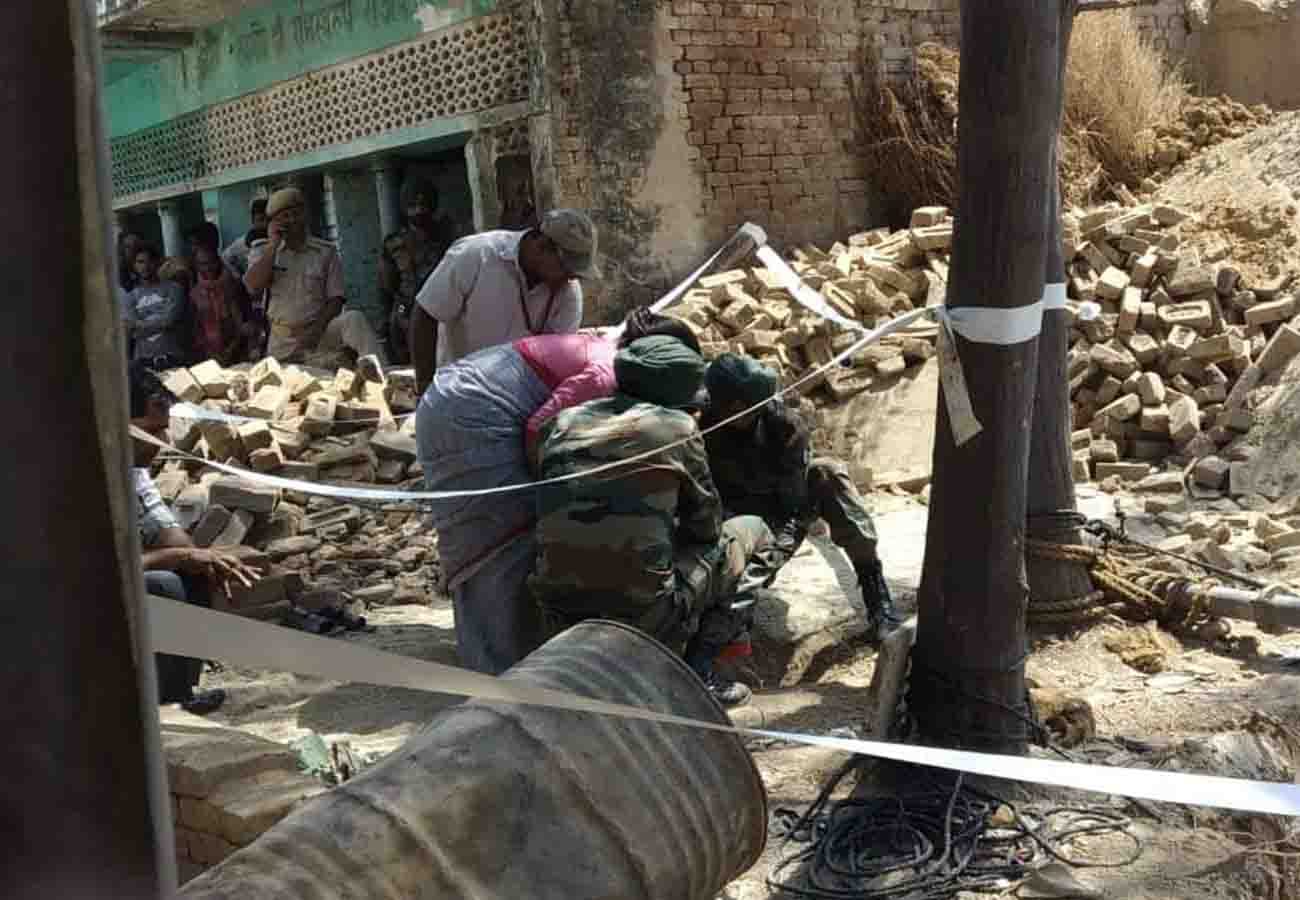 eight year old girl fell down in borewell in farrukhabad district
