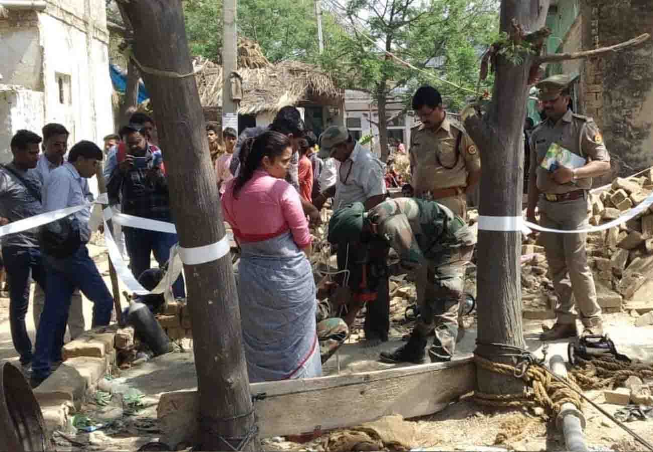eight year old girl fell down in borewell in farrukhabad district