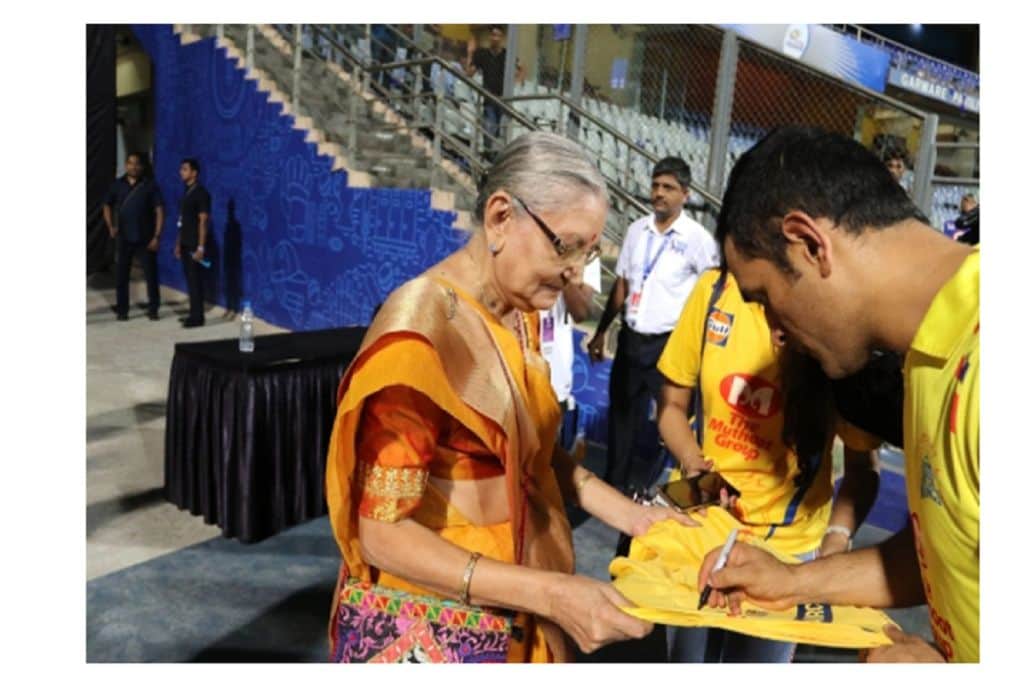 CSK's Dhoni won hearts by meeting and greeting his special fan, takes selfie