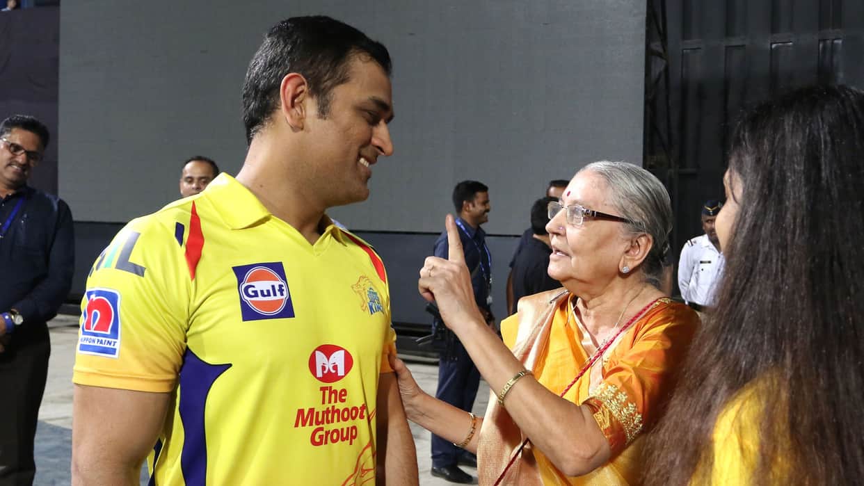 CSK's Dhoni won hearts by meeting and greeting his special fan, takes selfie