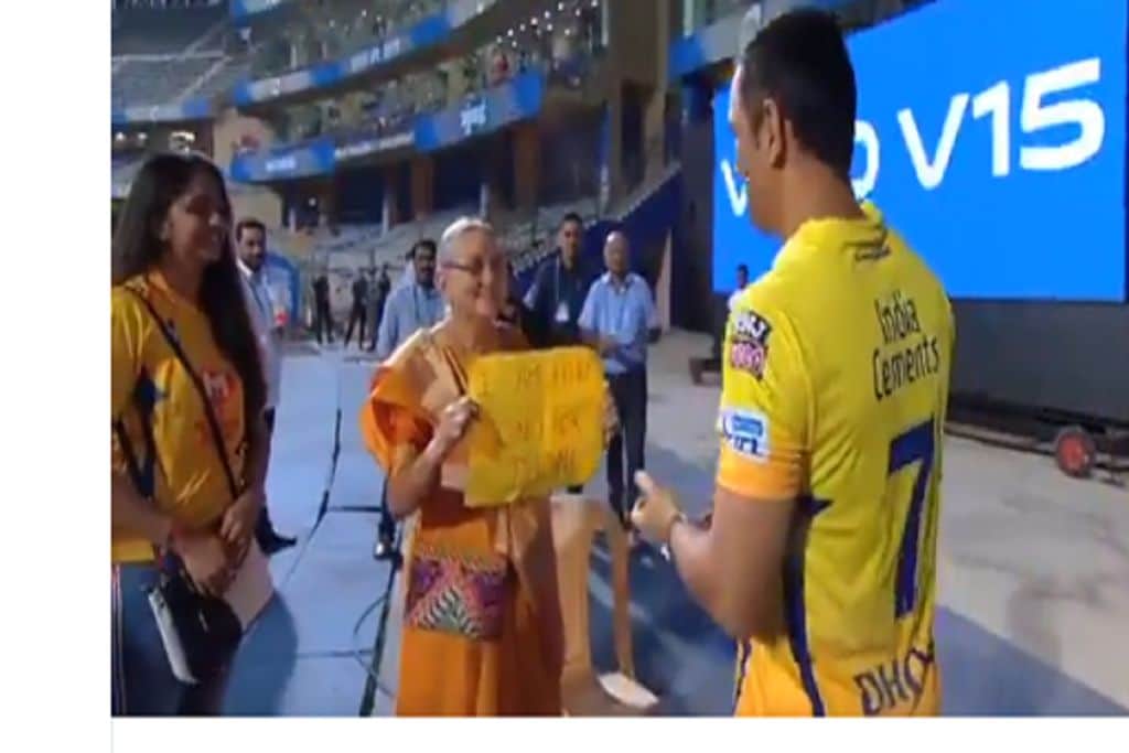 CSK's Dhoni won hearts by meeting and greeting his special fan, takes selfie