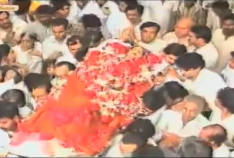 divya bharti death anniversary look at the photo of her last rites