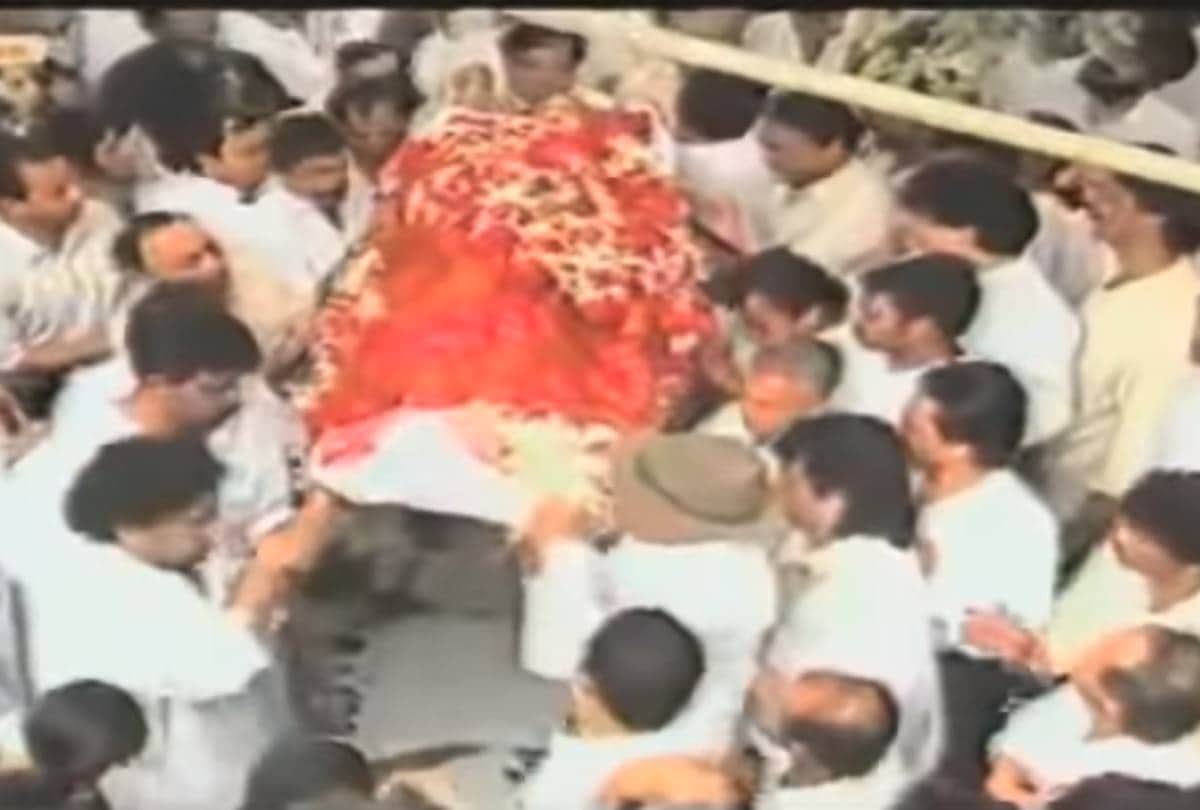 divya bharti death anniversary look at the photo of her last rites